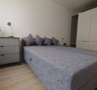 TOP ! na prenájom 1,5i luxusný, klimatizovaný apartmán Košice - Krivá  - Spálňa s posteľou, skriňou a komodou v 1-izbovom byte.