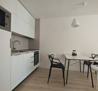 TOP ! na prenájom 1,5i luxusný, klimatizovaný apartmán Košice - Krivá  - Kuchynský kút v 1-izbovom byte s bielymi skrinkami a jedálenským stolom.