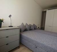 TOP ! na prenájom 1,5i luxusný, klimatizovaný apartmán Košice - Krivá  - Spálňa s dvojlôžkom, skriňou, komodou a dekoráciou v 1-izbovom byte.
