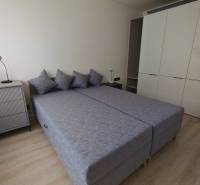 TOP ! na prenájom 1,5i luxusný, klimatizovaný apartmán Košice - Krivá  - Spálňa v 1-izbovom byte s dvomi posteľami, komodou a veľkou skriňou.