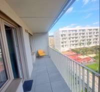 Pekný 2i byt, zariadený, loggia, pivnica,garáž.státie, novostavba Bory - Balkón pri 2-izbovom byte s výhľadom, Bratislava - Lamač, Jána Langoša.