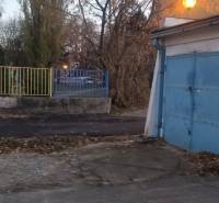 Garáž Teslová, Ružinov aj s pozemkom  - Osvetlené garáže na Teslovej ulici v Bratislave - Ružinove pri padlých listoch.