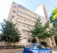 Zaujímavý 2i mezonet 65m2, s pavlačou, petfriendly KRÁTKODOBÝ PRENÁJOM - Bytová budova na Kalinčiakovej ulici v Bratislave - Novom Meste obklopená stromami.