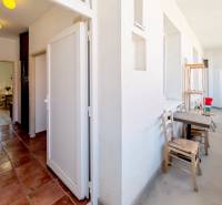 Zaujímavý 2i mezonet 65m2, s pavlačou, petfriendly KRÁTKODOBÝ PRENÁJOM - Chodba vedie do izby a na balkón 2-izbového bytu, s terakotovou dlažbou.