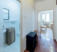 Zaujímavý 2i mezonet 65m2, s pavlačou, petfriendly KRÁTKODOBÝ PRENÁJOM - Chodba s prístupom do kúpeľne a izby v 2-izbovom byte so svetlým zariadením.