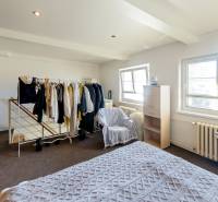 Zaujímavý 2i mezonet 65m2, s pavlačou, petfriendly KRÁTKODOBÝ PRENÁJOM - Svetlá spálňa v 2-izbovom byte so skriňou, stoličkou a oknami.