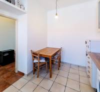 Zaujímavý 2i mezonet 65m2, s pavlačou, petfriendly KRÁTKODOBÝ PRENÁJOM - Kuchynský kút so stolom v 2-izbovom byte, blízko vstupu do kúpeľne.