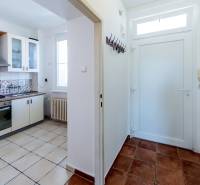 Zaujímavý 2i mezonet 65m2, s pavlačou, petfriendly KRÁTKODOBÝ PRENÁJOM - Kuchyňa a predsieň v 2-izbovom byte s keramickou dlažbou a kuchynskou linkou.