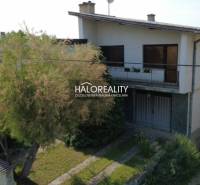 Predaj, rodinný dom Borša - EXKLUZÍVNE HALO REALITY - Rodinný dom v Borši, dvojpodlažný, s balkónom a upraveným dvorom, obklopený zeleňou.