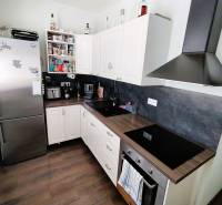 PREDAJ 2 izb. bytu ,52,50 m2, BA - Hornádska ul,2/8.posch., kompl.rek. - Kuchyňa v 2-izbovom byte, vybavená spotrebičmi a úložným priestorom.