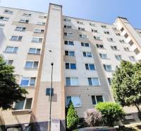 PREDAJ 2 izb. bytu ,52,50 m2, BA - Hornádska ul,2/8.posch., kompl.rek. - Bytový dom na Hornádskej ulici v Bratislave so stromami a parkovaním.