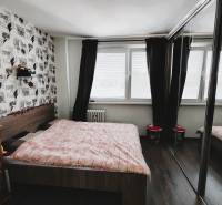 PREDAJ 2 izb. bytu ,52,50 m2, BA - Hornádska ul,2/8.posch., kompl.rek. - Spálňa v 2-izbovom byte s veľkým oknom, posuvnými zrkadlovými dverami a dekoratívnou stenou.