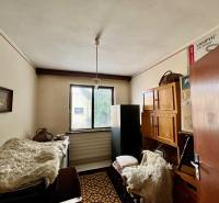 5 izbový rodinný dom - TOPOĽČANY - Miestnosť v rodinnom dome s oknom a kobercovou podlahou plná nábytku a vecí.