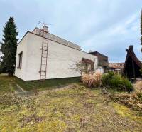 5 izbový rodinný dom - TOPOĽČANY - Rodinný dom so záhradou, trávou, stromami, schodíkmi a anténou na streche.