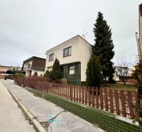 5 izbový rodinný dom - TOPOĽČANY - Dvojposchodový rodinný dom so záhradou a plotom v pokojnej ulici.