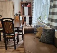 Predaj, rodinný dom Banská Štiavnica - ZNÍŽENÁ CENA ... - Jedáleň v rodinnom dome s dreveným stolom, stoličkami a pohovkou, svetlé záclony.