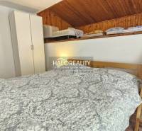 Predaj, rodinný dom Banská Štiavnica - ZNÍŽENÁ CENA ... - Spálňa v rodinnom dome s dreveným obkladom a rebríkom na poschodie.
