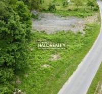 Predaj, pozemok pre rodinný dom   2220 m2 Selce - EX... - Pozemky na bývanie v Selciach pri ceste, ohraničené zeleňou a potokom.