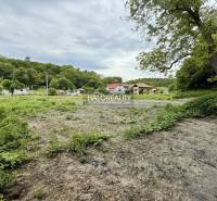 Predaj, pozemok pre rodinný dom   2220 m2 Selce - EX... - Pozemok na bývanie v Selciach s priľahlou zeleňou a výhľadom na domy v pozadí.