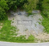 Predaj, pozemok pre rodinný dom   2220 m2 Selce - EX... - Pozemok určený na bývanie v Selciach, obklopený zeleňou pri ceste.