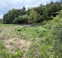 Predaj, pozemok pre rodinný dom   2220 m2 Selce - EX... - Pozemky - bývanie v Selcích obklopené zeleňou, vhodné na stavbu domu.