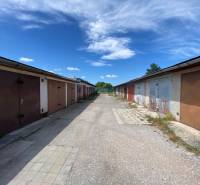 (36 m²) DVOJGARÁŽ ZÁPAD 1  - Radové garáže na Kolárskej ulici v Spišskej Novej Vsi za slnečného dňa.