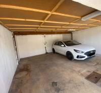 (36 m²) DVOJGARÁŽ ZÁPAD 1  - Auto zaparkované v garáži na ulici Kolárska v Spišskej Novej Vsi.
