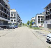 Pekný 2i byt, NOVOSTAVBA, BALKÓN PARKING, KLÍMA, Žltá ulica, SLNEČNICE - Ulica Žltá v Bratislave - Petržalke s modernými bytovkami a parkoviskom.