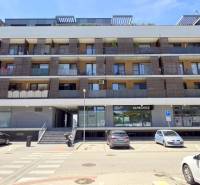 Pekný 2i byt, NOVOSTAVBA, BALKÓN PARKING, KLÍMA, Žltá ulica, SLNEČNICE - Bytový dom na ulici Žltá v lokalite Bratislava - Petržalka s parkovaním pred budovou.