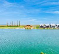  Pozemok pri jazere v Boldogu s výstavbou 4-izbového RD, Senec - Jazero v Senci s modernou architektúrou na pozemkoch pre bývanie.