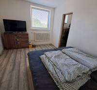 Predáme rodinný dom, pozemok 956 m2, Kmeťovo, okr. Nové Zámky - Izba v rodinnom dome s televízorom, pohovkou a oknom prinášajúcim prirodzené svetlo.