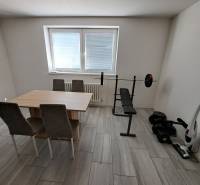 Predáme rodinný dom, pozemok 956 m2, Kmeťovo, okr. Nové Zámky - Jedáleň v rodinnom dome s fitness prvkami a stolom so stoličkami.