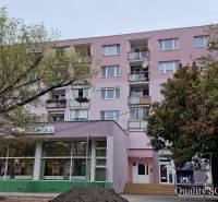 SENEC - NA PRENÁJOM 4 izbový čiastočne zariadený byt v dobrej lokalite - Bytový dom na námestí 1. mája v Senci, kde je situovaný 4-izbový byt.