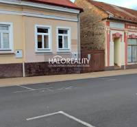 REZERVOVANÉ - Predaj, rodinný dom Lučenec, centrum -... - Rodinný dom v Lučenci s fasádou v jemných odtieňoch. Na ulici je voľné parkovanie.