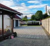 REZERVOVANÉ - Predaj, rodinný dom Kalinovo - EXKLUZÍ... - Rodinný dom v Kalinove s dláždeným dvorom, terasou a oplotením.