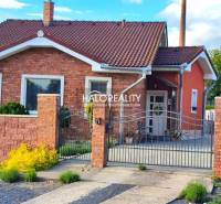 REZERVOVANÉ - Predaj, rodinný dom Kalinovo - EXKLUZÍ... - Rodinný dom v Kalinove s tehlovou fasádou, ozdobným plotom a záhradnými prvkami.