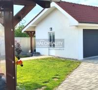 REZERVOVANÉ - Predaj, rodinný dom Kalinovo - EXKLUZÍ... - Exteriér rodinného domu v Kalinove s trávnikom, terasou a dvojgarážou.