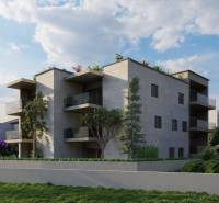 CHORVÁTSKO - Apartmány v 1. rade (3i) - MANDRE, ostrov PAG - Budova so štyrmi balkónmi obklopená zeleňou v Mandre, ideálna pre 4-izbový byt.