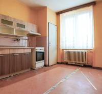 NOVINKA - 2 izbový tehlový byt - Nová Dubnica - 60m²  - Kuchyňa v 2-izbovom byte so skrinkami a sporákom, jemné odtiene stien.