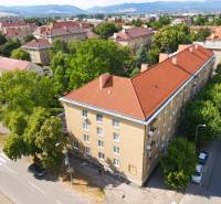 NOVINKA - 2 izbový tehlový byt - Nová Dubnica - 60m²  - Letecký pohľad na 2-izbový byt v Novej Dubnici obklopený zeleňou.