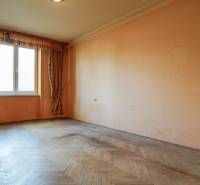 NOVINKA - 2 izbový tehlový byt - Nová Dubnica - 60m²  - Izba v 2-izbovom byte s drevenou podlahou a veľkým oknom.
