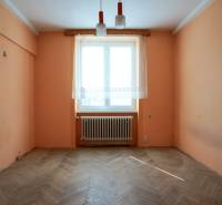 NOVINKA - 2 izbový tehlový byt - Nová Dubnica - 60m²  - Prázdna izba v 2-izbovom byte s oranžovými stenami a drevenou podlahou.