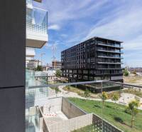 Skvelý slnečný 3i byt s balkónom v projekte METROPOLIS - Výhľad z balkóna 3-izbového bytu na Bottovej ulici v Bratislave - Staré Mesto.