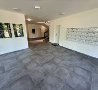 Moderný 2-izbový byt s terasou a parkovaním v Piešťanoch - Interiér s dlažbou a schodiskom, poštové schránky, 2-izbový byt.