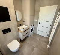 Moderný 2-izbový byt s terasou a parkovaním v Piešťanoch - Kúpeľňa v 2-izbovom byte s práčkou a moderným sanitárnym vybavením.