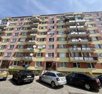Útulná garsónka v centre Piešťan na prenájom - Bytový dom na Teplickej ulici, Piešťany. Viacposchodová budova, parkovisko a balkóny.