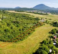 Investičný pozemok  5602 m² v Prešove! - Lúka s výhľadom na kopce, Developerské pozemky, Prešov Kúty, ohraničené červenou čiarou.