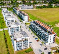 ELEGANTNÝ  2-izbový byt v novostavbe - Letecký pohľad na obytné budovy na ulici Dlhé lúky v meste Púchov.