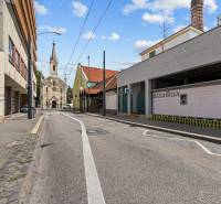 BA I-Predaj moderne prerobeného 3i bytu v tehlovej stavbe-Cintorínska - Ulica v Bratislave - Starom Meste, Cintorínska, s kostolom a AlzaBoxom na pozadí.
