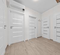 BA I-Predaj moderne prerobeného 3i bytu v tehlovej stavbe-Cintorínska - Chodba v 3-izbovom byte s bielymi dverami a drevenou podlahou.
